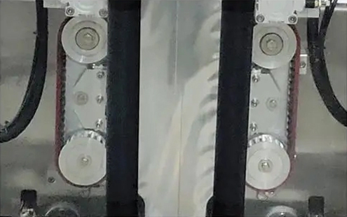 Détail de la machine d'emballage de sacs à quatre joints - Roue de traction de sac synchronisée